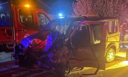 Otomobil ile hafif ticari araç çarpıştı: Ölü ve yaralılar  var...