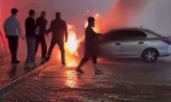 Gaziantep'te korku dolu anlar: Park halindeki otomobil alev topuna döndü