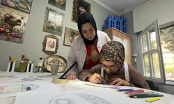 Resim yaparak hayata tutunuyor