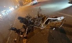 Tırla çarpışan otomobil ikiye bölündü