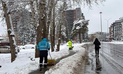 Gaziantep'te yaya yollarında kar mesaisi