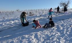 Gaziantep’te çocuklardan tepsiyle kayak keyfi