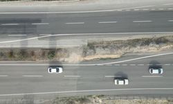 Depremde 7 metre kayan yol dikkat çekti