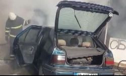 Park park halindeki otomobil alev aldı