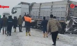 Gaziantep'te kar yağışı trafiği felç etti