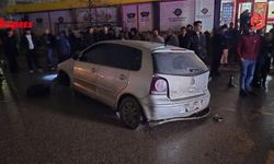 Yağış sonrası yol çöktü: Otomobilin motoru savruldu