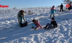Gaziantep’te çocuklardan tepsiyle kayak keyfi