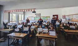 Jandarma, öğrencilerin karne heyecanına ortak oldu