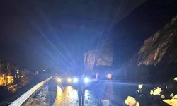 Dağdan kopan kayalar yolu kapadı