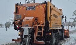 Nizip Belediyesi karla mücadele çalışmalarını aralıksız sürdürüyor