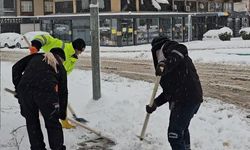 Nizip Belediyesi'nde kaldırımlarda kar seferberliği
