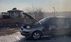 Park halindeki araç ateşe verildi