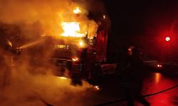 Seyir halindeyken alev alan tır kullanılamaz hale geldi