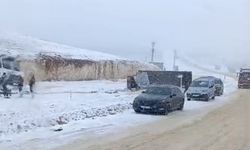 Güneyşehir’de kum yüklü tır kardan kayarak devrildi