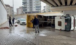 Gaziantep’te kamyon köprüye çarpıp yan yattı