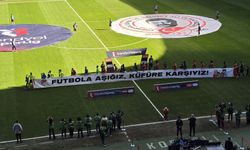 Kocaelispor – Gaziantep FK maçında anlamlı pankartlar açıldı