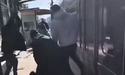 Tramvay durağında çocuğa saldırı