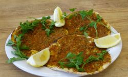AB tescilli Antep lahmacunu sarımsak ve bol sebzeyle hazırlanıyor