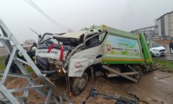 Nizip’te Belediye Aracı Kaza Yaptı