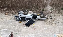 Şanlıurfa-Gaziantep kara yolunda otomobil 10 metrelik çukura düştü