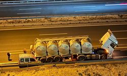 Gaziantep’te korkutan Kaza! Ticari araç süt tankerinin altı girdi