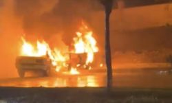 Gaziantep'te çarpışan iki otomobil alev aldı