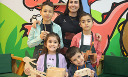 Babasının mesleğine özenip çocuk atölyesi kurdu
