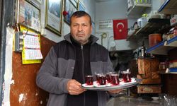 52 yıldır muhabbetle çay demliyor