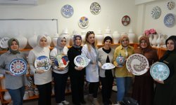 Kadınlar çiniyi sanata dönüştürüyor
