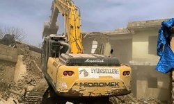 Depremde hasar gören binaların yıkımı sürüyor