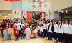 HKÜ öğrencilerinden miniklere anlamlı ziyaret