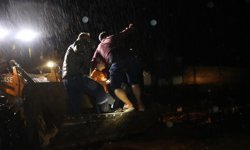 Nizip’te selde mahsur kalan 5 kişi kurtarıldı