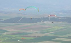 Nurdağı’nda yamaç paraşütü hedef yarışması başladı