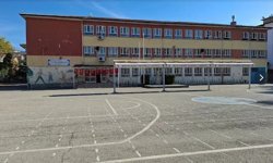 Öğretmenler öğrencisini Heimlich manevrası ile hayata döndürdü