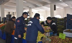 Gaziantep'te pazar denetiminde çürük elma skandalı