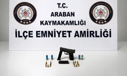 Araban’da araç aramasında tabanca ele geçirildi