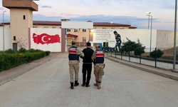 Hırsızlık suçundan aranan şahıs kıskıvrak yakalandı