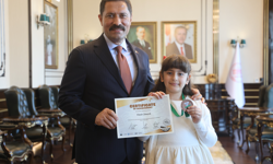 Şehit kızı Valiye duygusal anlar yaşattı