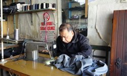 68 yaşındaki terzi 50 yıldır geleneksel şalvar dikiyor