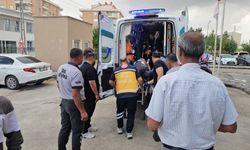 Çalışma sırasında elektrik işçisi direkten düştü