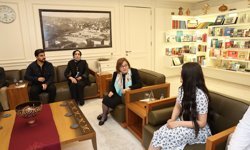 Fatma Şahin'den genç öğrenciye protez desteği