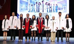 Geleceğin hekimleri beyaz önlüklerini törenle giydi