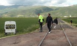 Gaziantep’te korkutan kaza: Öğrenci servisi trenle çarpıştı