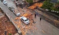 Park halindeki araçlar büyük zarar gördü