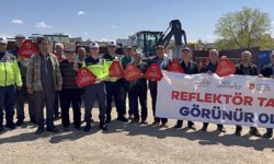 Jandarma çiftçilere reflektör dağıttı
