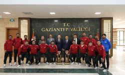 Şampiyon hokey takımı Vali Çeber ile bir araya geldi
