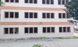 Kaderine terk edilen okul korku saçıyor!