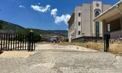 Depremde hasar gören okul binası kaderine terk edildi