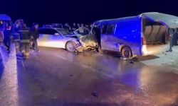 Gaziantep’te feci kaza: 2 araç kafa kafaya çarpıştı