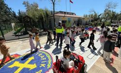 Minik öğrencilere trafik kuralları uygulamalı anlatıldı